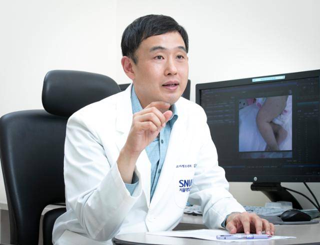 지난달 30일 서울 종로구 서울대병원에서 만난 김성헌 소아청소년과 교수가 희소 질환인 유전성 재발열 증후군에 대해 설명하고 있다. 서울대병원 제공