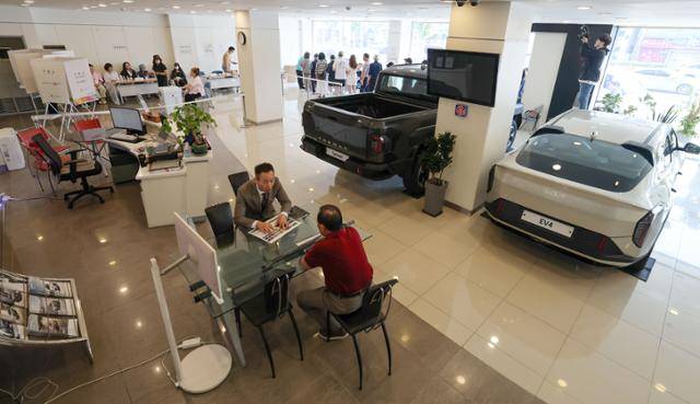 서울 광진구 기아 대공원대리점에 마련된 능동 제3투표소에서 3일 유권자들이 투표를 하고 있다. 한쪽에서는 대리점 직원이 고객과 차량 구매 상담을 하고 있다. 뉴스1