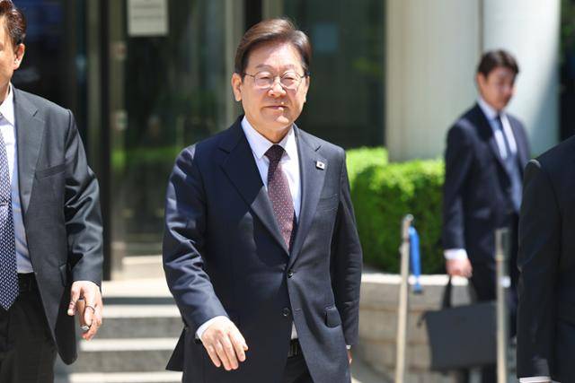 이재명 더불어민주당 대선 후보가 4월 29일 서울 서초구 서울중앙지방법원에서 열린 '대장동 배임ㆍ성남FC 뇌물' 1심 속행 공판이 끝난 뒤 법원을 나서고 있다. 연합뉴스