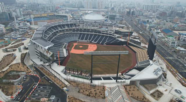 지난 3월 5일 개장한 대전 한화생명 볼파크. 2,074억 원을 들여 기존 한밭종합운동장 자리에 지하 2층, 지상 4층에 연면적 5만8,594㎡, 관람석 2만7석 규모로 3년 만에 건립했다. 대전시 제공