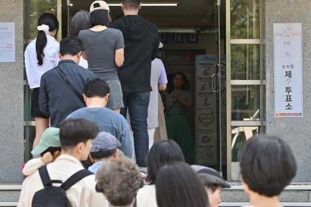 21대 대통령선거 당일인 3일 서울 영등포구 여의도 윤중중학교에서 시민들이 본투표에 참여하고 있다. 최주연 기자