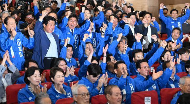 더불어민주당 의원 및 관계자들이 3일 서울 여의도 국회의원회관 개표상황실에서 제21대 대통령 선거 지상파 출구조사 결과 이재명 후보가 51.7%로 앞서는 것으로 발표되자 환호하고 있다. 뉴스1