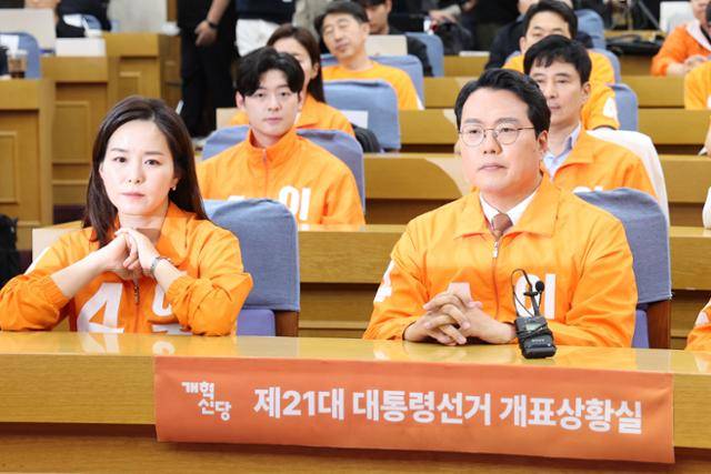 천하람(앞줄 오른쪽) 개혁신당 상임선대위원장과 이주영 의원이 3일 서울 여의도 국회 의원회관에 마련된 제21대 대통령선거 개표상황실에서 방송사 출구조사 결과를 보며 낙담에 빠져 있다. 뉴시스