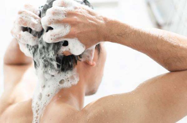 지나치기 쉬운 겨드랑이, 귀 뒤, 배꼽, 손톱 밑을 제대로 씻지 않으면 악취가 날 수 있다./사진=게티이미지뱅크