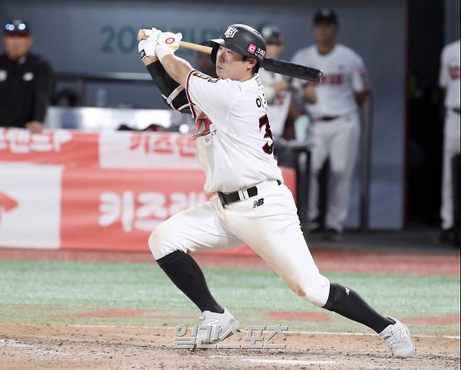 2023 KBO리그 KIA 타이거즈와 kt 위즈의 경기가 22일 오후 수원 kt위즈파크에서 열렸다. kt 이호연이 8회 선두타자로 나와 좌익수 오른쪽 안타를 날리고있다. 수원=정시종 기자 capa@edaily.co.kr /2023.08.22.