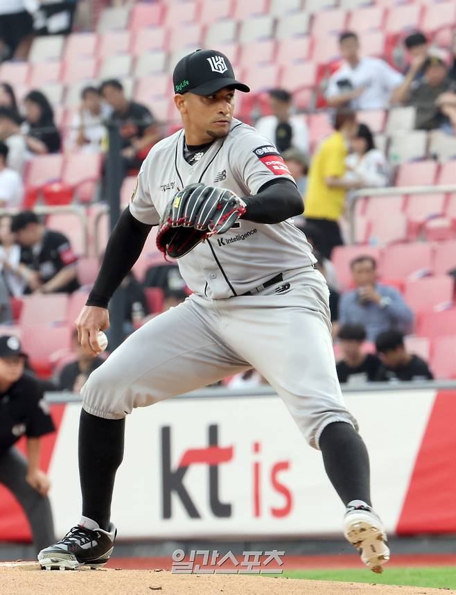 22일 오후 수원 KT위즈파크에서 열린 2025 프로야구 KIA와 KT 경기. KT 선발 쿠에바스가 힘차게 공을 던지고있다. 수원=정시종 기자 capa@edaily.co.kr /2025.05.22.