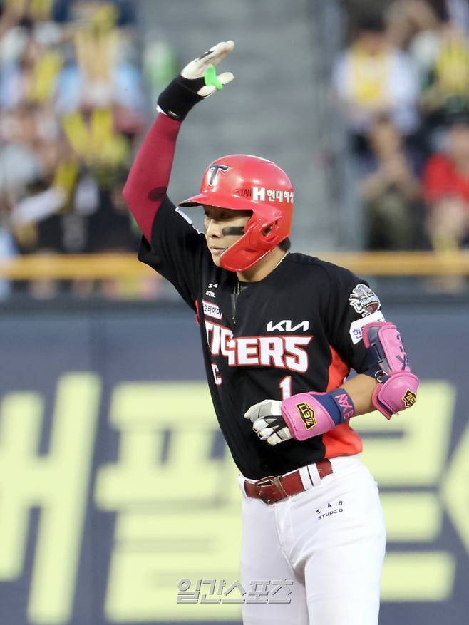 3일 오후 잠실야구장에서 열린 2025 프로야구 KIA와 두산 경기. KIA 박찬호가 8회 1타점 2루타를 날리고 기뻐하고있다. 잠실=정시종 기자 capa@edaily.co.kr