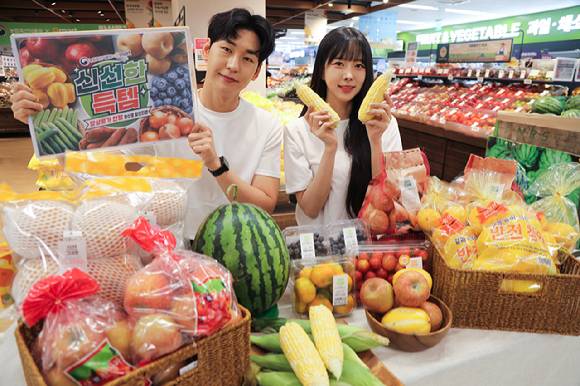모델들이 이마트 농산물 할인 상품을 소개하고 있다. [사진=이마트]