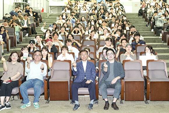 신상진 성남시장(가운데 왼쪽)과 최동철 와디즈 임팩트 대표(가운데 오른쪽)가 지난 1일 열린 ‘THE와플’ 3기 오리엔테이션에서 기념 촬영을 하고 있다. [사진=성남시]