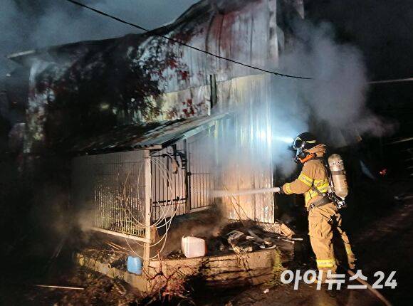 2dlf 오후 8시 21분쯤 의성군 옥산면 구성리 소재 단독주택에서 불이 나 출동한 소방당국이 화재 진압을 하고 있다. [사진=경북소방본부]