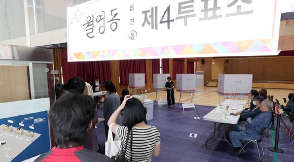 제21대 대통령 선거 본투표일인 3일 경남 창원시 마산합포구 해운중학교 1층 체육관에 마련된 월영동 제4·5 투표소에서 유권자들이 투표를 하고 있다. [사진=연합뉴스]