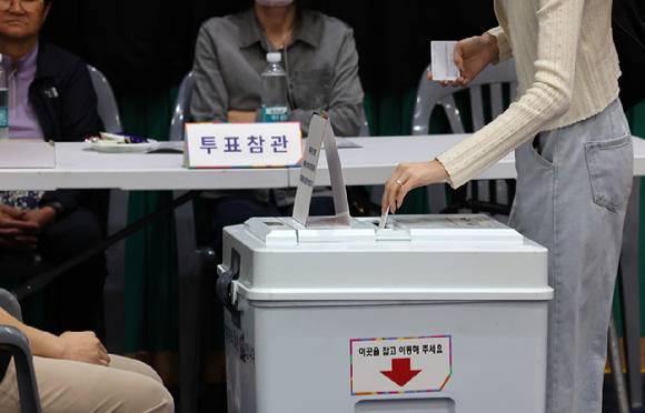 제21대 대통령 선거 본투표일인 3일 오후 울산 남구 월평초등학교 체육관에 설치된 신정4동 제2투표소에서 한 유권자가 기표를 마친 투표지를 투표함에 넣고 있다. [사진=연합뉴스]