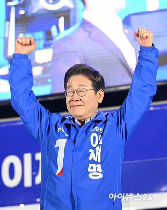 더불어민주당 이재명 대선 후보가 선거유세 마지막날인 2일 오후 ​서울 여의도공원 문화의마당에서 열린 집중유세에 참석, 손을 들고 포즈를 취하고 있다. [사진=곽영래 기자]