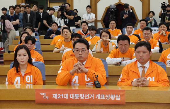 개혁신당 천하람 상임선대위원장, 이주영 공동선대위원장을 비롯한 선대위 관계자들이 3일 서울 여의도 국회 의원회관에 마련된 당 개표 상황실에서 방송 3사 출구 조사 결과를 보고 있다. 2025.6.3 [사진=연합뉴스]