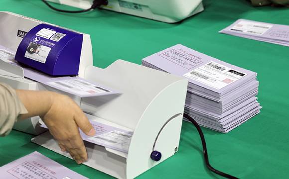 제21대 대통령선거일인 3일 오후 울산 남구 문수체육관에 마련된 남구 개표소에서 선관위 관계자들이 우편 투표지 개표 작업을 진행하고 있다. 2025.6.3 [사진=연합뉴스]