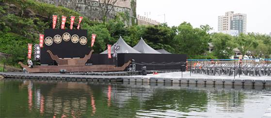 공연 땐 진주 남강에 600석 규모의 수상 객석을 조성했다. 송봉근 기자