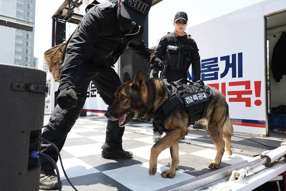 경찰특공대 폭발물 탐지견이 지난달 26일 오전 경기 평택시 미군기지 앞에서 열린 김문수 국민의힘 대선 후보 유세 현장을 조사하고 있다. 임현동 기자
