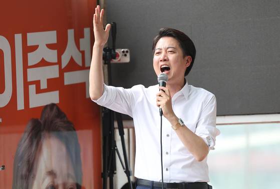 개혁신당 이준석 대선 후보가 2일 경북 경산시 영남대학교 앞에서 시민들에게 지지를 호소하고 있다. 연합뉴스
