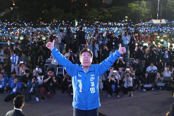 이재명 더불어민주당 대선 후보가 2일 서울 여의도공원 문화의마당에서 열린 마지막 유세에서 엄지손가락을 들어 '기호 1번'을 표시하며 지지를 호소하고 있다. 김성룡 기자