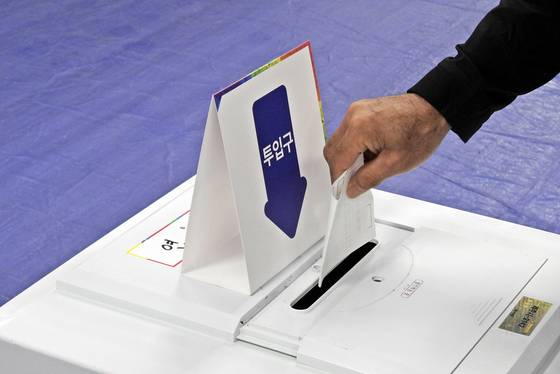 제21대 대통령 선거일인 3일 제주시 연동 제1투표소에서 유권자가 한 표를 행사하고 있다. 뉴시스