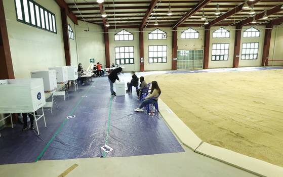 경기도 성남시 중원구 성남종합운동장 실내씨름장에 마련된 성남동 제2투표소. 연합뉴스