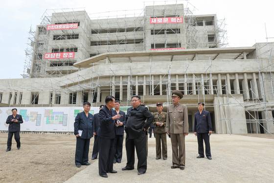 김정은 북한 국무위원장이 2일 강동군 병원과 종합봉사소 건설현장을 현지지도하는 모습. 노동신문, 뉴스1