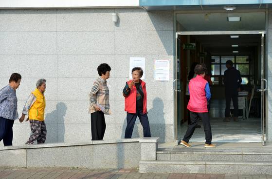 제21대 대통령선거일인 3일 충남 논산시 연산초등학교에 마련된 제1투표소를 찾은 유권자들이 소중한 한 표를 행사하기위해 입장하고 있다. 김성태 객원기자