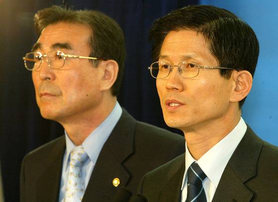 김문수 한나라당 공천심사위원장(오른쪽)이 2004년 3월 총선 공천자 명단을 발표하고 있다. 중앙포토