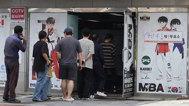 3일 부산 연제구 한일태권도장에 마련된 투표소에서 유권자들이 투표를 위해 대기하고 있다. 송봉근 기자