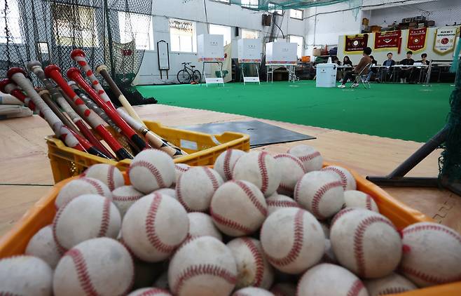 3일 서울 중구 청구초등학교 야구훈련장에 마련된 투표소 모습. 장진영 기자