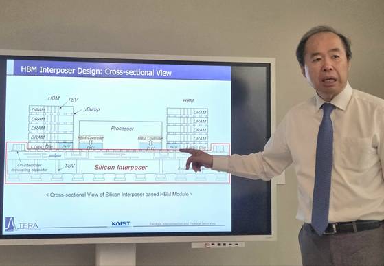 김정호 KAIST 교수가 중앙일보와 인터뷰를 하며 차세대 HBM 기술에 대해 설명하고 있다. 박해리 기자