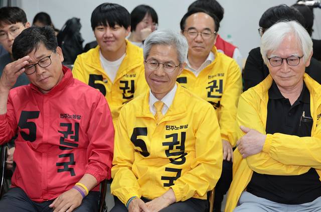 ▲ 민주노동당 권영국 대선 후보가 3일 서울 구로구 선거캠프에서 제21대 대통령선거 출구조사 결과를 지켜보고 있다. 연합뉴스