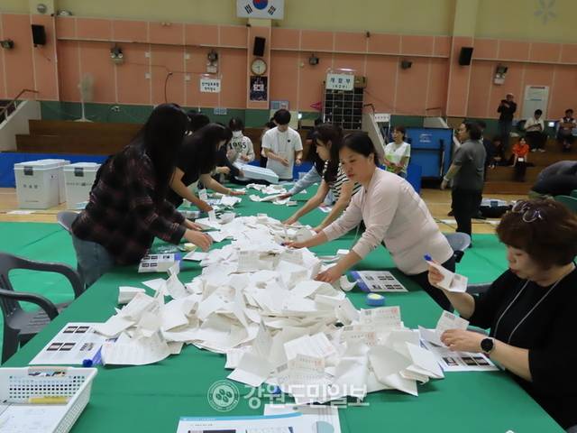 ▲ 제21대 대통령 선거 본 투표일인 3일 오후 8시 30분쯤부터 태백국민체육센터 체육관에 마련된 개표소에서 태백지역 유권자들이 기표한 투표지에 대한 개표가 진행되고 있다. 전인수