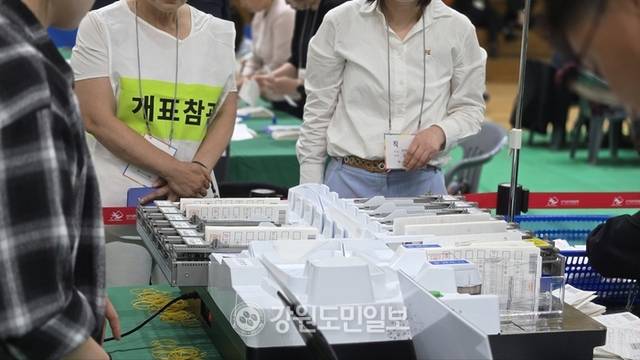 ▲ 제21대 대통령 선거일 3일 오후 8시부로 투표가 종료된 가운데, 오후 8시 30분쯤 태백국민체육센터 체육관에 마련된 개표소에서 개표사무원들이 태백지역 유권자들의 투표함을 열어 개표를 진행하고 있다.  전인수