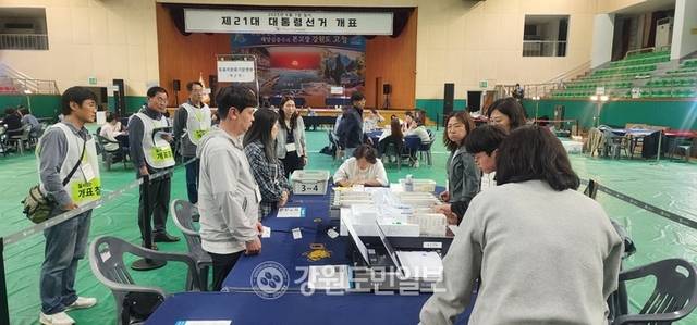 ▲ 3일 오후 8시 21분부터 고성종합체육관에서는 6·3대선 투표에 따른 개표가 시작됐다.김주현