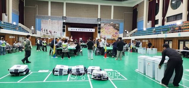 ▲ 제21대 대통령선거 개표가 3일 오후 인제체육관에서 진행되고 있다. 이동명 기자