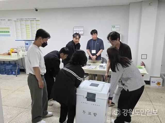 ▲ 3일 제21대 대통령 선거 투표 종료 후 강릉지역 개표소인 강릉시인라인스케이팅장에 투표함이 도착하고 있다. 황선우 기자