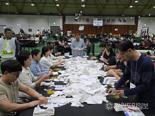 ▲ 3일 제21대 대통령 선거 투표 종료 후 강릉지역 개표소인 강릉시인라인스케이팅장에 지역 내 모든 투표함이 도착, 오후 8시 40분쯤부터 개표가 진행되고 있다. 황선우 기자