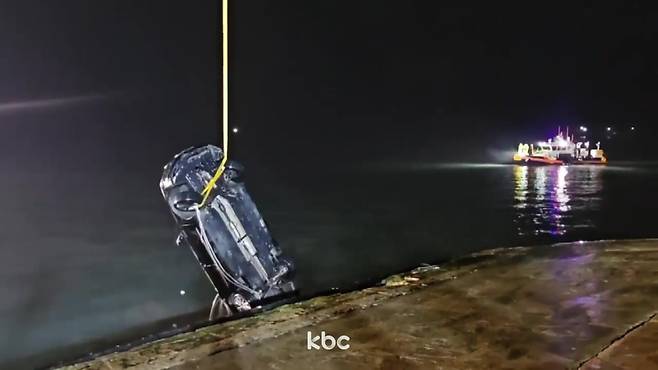 ▲A씨가 일가족을 태우고 바다로 돌진한 차량