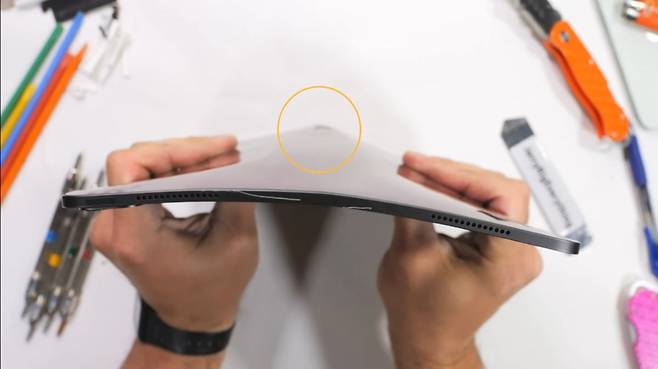 구독자 931만명을 보유한 정보기술(IT) 인플루언서 '제리릭에브리띵'이 아이패드 프로의 내구성을 테스트하다 기기를 부쉈다. 사진=유튜브 채널 '제리릭에브리띵(JerryRigEverything)' 영상 갈무리