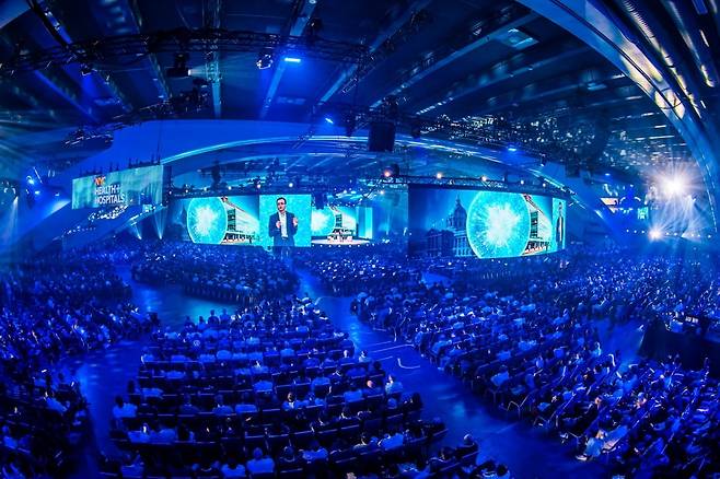 슈리다 라마스워미 스노우플레이크 CEO(오른쪽)가 2일(현지시간) 미국 샌프란시스코 모스콘센터에서 열린 ‘스노우플레이크 서밋 2025’에서 기조연설하고 있다./ 스노우플레이크 제공