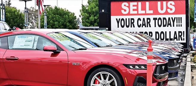 지난 5월 미국 캘리포니아 몬테벨로의 중고차 딜러십에 가격표가 붙은 포드 머스탱 차량이 진열돼 있다.  AFP연합뉴스