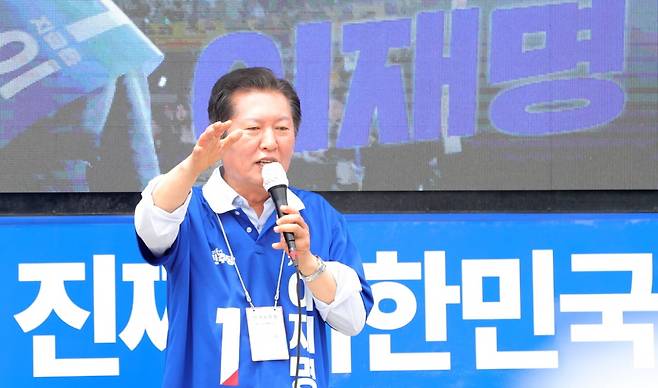 정청래 더불어민주당 골목골목 선대위원장이 31일 전북 전주시 풍남문광장에서 유세 차량에 올라 이재명 후보 지지를 호소하고 있다. / 사진=뉴스1