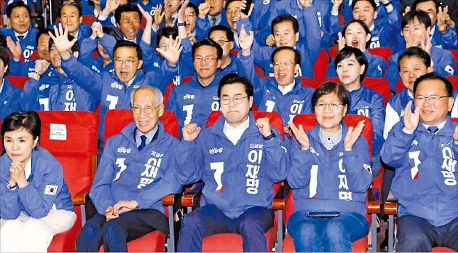 < 환호 > 더불어민주당 의원들이 3일 국회 의원회관 개표상황실에서 이재명 대선 후보가 51.7%로 과반 득표했다는 지상파 3사(KBS·MBC·SBS)의 공동 출구(예측)조사 결과가 나오자 환호하고 있다. 앞줄 왼쪽부터 강금실·윤여준·박찬대·정은경·김부겸 총괄선거대책위원장.  강은구 기자