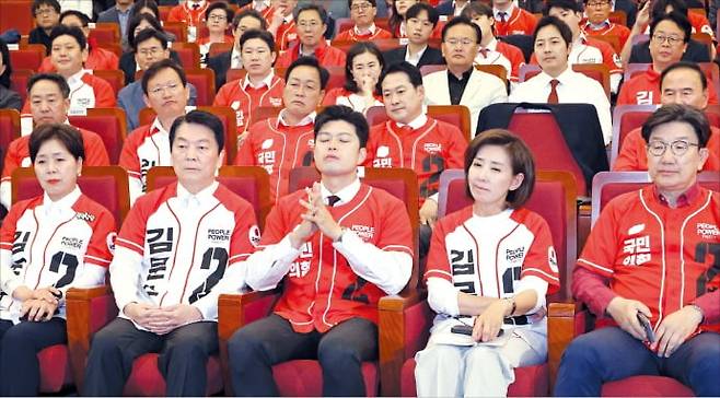 < 침울 > 국민의힘 의원들이 3일 국회도서관 개표상황실에서 김문수 대선 후보의 득표율이 39.3%로 집계됐다는 공동 출구조사 결과에 탄식하고 있다. 앞줄 왼쪽부터 양향자·안철수 공동선거대책위원장, 김용태 비상대책위원장, 나경원·권성동 공동선대위원장.  임형택 기자