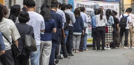 21대 대통령선거 사전투표 이틀째인 30일 오전 서울 중구 소공동 주민센터에 마련된 사전투표소가 회사 출근길에 투표하려는 시민들로 붐비고 있다(연합뉴스)