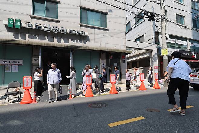 6·3대선일인 3일 서울 서초구 고도일병원 제2별관에 마련된 반포1동제4투표소에서 유권자들이 투표를 위해 줄을 서 있다. 연합뉴스.