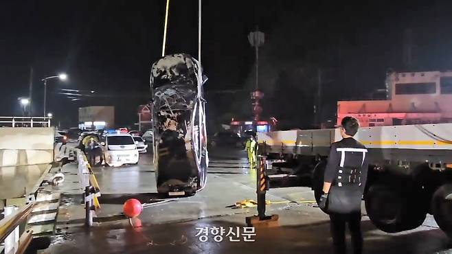 지난 2일 전남 진도군 진도항에서 바다에 빠진 승용차가 인양되고 있다. 이 승용차에서는 40대 어머니와 고교생 형제 등 3명이 숨진채 발견됐다. 경찰은 사고이후 도주한 아버지를 긴급 체포했다. 목포해경 제공