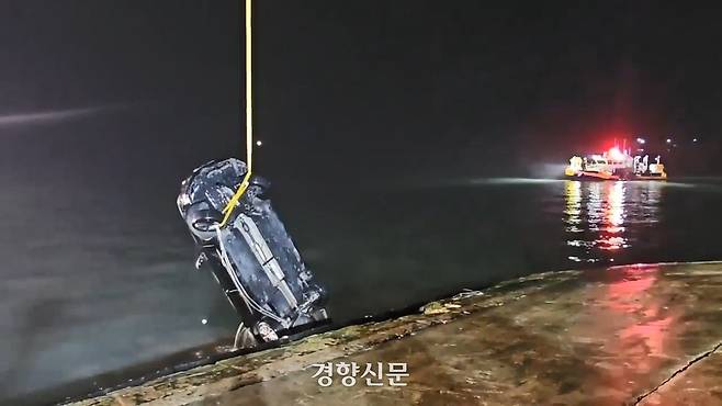 지난 2일 전남 진도군 진도항 방파제 인근에서 40대 A씨가 바다로 돌진한 차량이 인양되고 있다. 차량에 탔던 일가족 3명은 숨진채 발견됐다. 목포해경 제공.