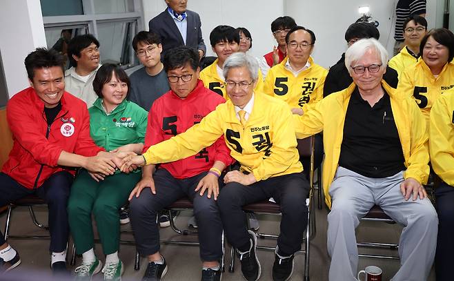 권영국 민주노동당 대선 후보가 3일 서울 구로구 선거캠프에서 제21대 대통령선거 출구조사 결과 발표 후 관계자들과 인사하고 있다. 연합뉴스